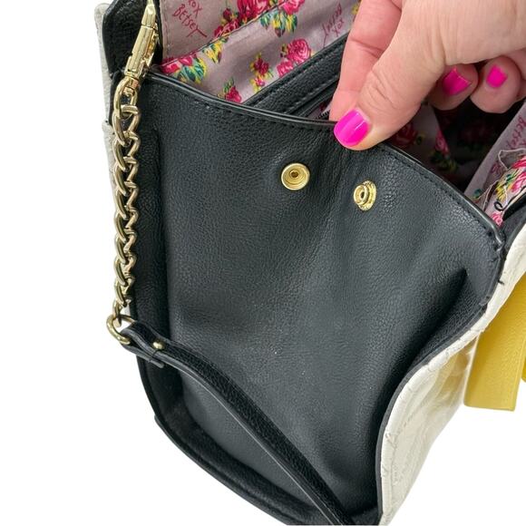 Betsey Johnson Faux Leather Quilted Big Bow Gold Hardware Purse Removable Strap - Picture 11 of 15